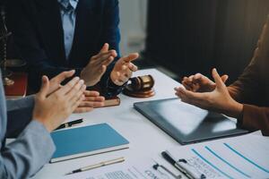 affaires gens applaudir et applaudissements à réunion ou conférence, fermer de mains. groupe de inconnue les hommes d'affaires et femmes dans moderne blanc bureau. Succès travail en équipe ou entreprise encadrement concept photo