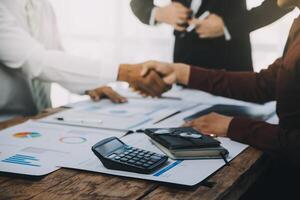 réel biens agent et les clients tremblement mains ensemble célébrer fini Contrat après à propos Accueil Assurance et investissement prêt, poignée de main et réussi accord. photo