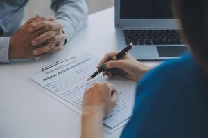 médecin expliquant cerveau les fonctions à patient sur modèle dans bureau. photo