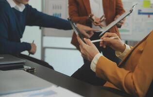 équipe de Jeune asiatique entrepreneur avoir sérieux et désaccord dans équipe réunion pour A venir projet pour commercialisation et vente la gestion avec gratte-ciel vue pour affaires Commencez et éducation concept photo