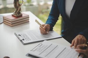 avocat, légal conseiller, homme d'affaire réflexion information sur accord détails affaires contrats dans légal En traitement livres pour précision dans Contrat documents. mixte financier investissement. photo