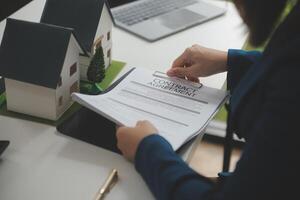 affaires signature une Contrat acheter - vendre loger, Assurance agent en cours d'analyse à propos Accueil investissement prêt réel biens concept. photo