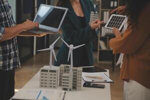 électrique ingénieur avec homme d'affaire discuter Nouveau projet installation solaire cellule panneau sur le toit de bâtiment. alternative énergie concept. photo