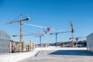 construction bâtiment avec grues et derrick dans le ville photo