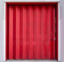 rouge obturateur rayé porte de entrepôt photo