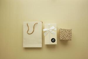 cadeau ou présent boîte avec papier paquet sur Orange Couleur Contexte , photo