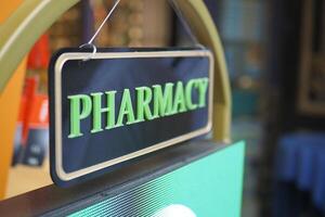 pharmacie signe sur magasin dans rue photo