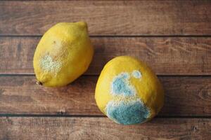 fermer de moulé citron sur table . photo