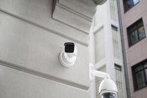 caméra de sécurité cctv fonctionnant à l'extérieur photo