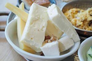 fromage plat avec différent sortes de fromage photo