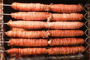 turc rue nourriture kokorec fabriqué avec mouton intestin cuit dans bois mis à la porte four. photo