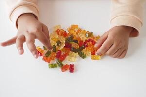 enfant main choisir coloré sucré bonbons photo
