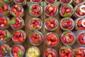 mûr rouge des fraises dans. Plastique récipient vente à magasin photo