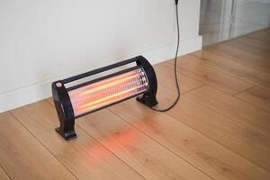 moderne électrique infrarouge chauffe-eau dans vivant chambre, fermer photo