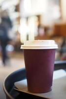 Vide prendre une façon kraft café tasse sur table , photo