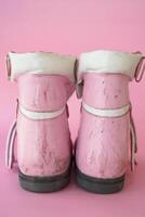 fermer de enfant sale blanc chaussure sur rose Contexte , photo