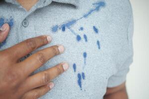 chemise avec bleu encre tache . photo