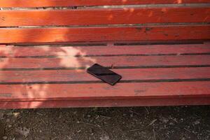 oublier smartphone sur un banc de parc, téléphone intelligent perdu photo