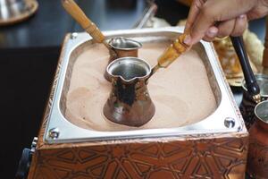 Haut vue de fabrication traditionnel turc café sur le sable photo