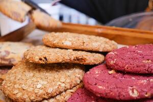 beaucoup différent biscuits sur plateaux afficher boulangerie café photo