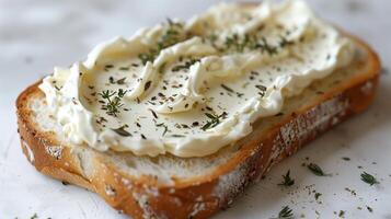 ai généré blanc pain avec crème fromage et herbes sur il avec blanc Contexte. généré par artificiel intelligence. photo