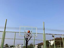 le basketball mouches par le air vers le cerceau photo