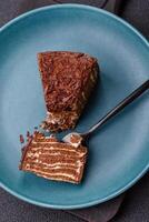 délicieux Frais cheesecake gâteau ou ricanements avec crème et des noisettes sur une céramique assiette photo