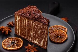 délicieux Frais cheesecake gâteau ou ricanements avec crème et des noisettes sur une céramique assiette photo