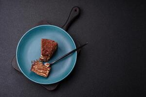 délicieux Frais cheesecake gâteau ou ricanements avec crème et des noisettes sur une céramique assiette photo