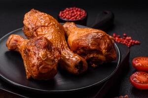 délicieux poulet jambes cuit sur le gril avec sel, épices et herbes photo