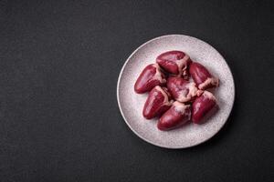 brut dinde ou poulet cœurs avec sel et épices photo