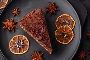 délicieux Frais cheesecake gâteau ou ricanements avec crème et des noisettes sur une céramique assiette photo