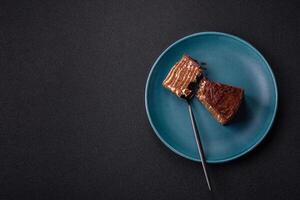 délicieux Frais cheesecake gâteau ou ricanements avec crème et des noisettes sur une céramique assiette photo