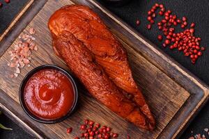 délicieux fumé Viande poulet Sein avec sel, épices et herbes photo