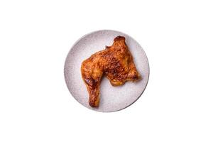 délicieux grillé poulet jambe ou trimestre avec sel et épices photo