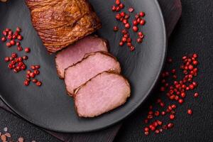 délicieux fumé Viande porc ou poulet avec sel, épices et herbes photo