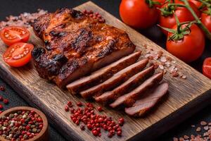 steak de boeuf délicieux frais et juteux sur fond sombre photo