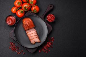 délicieux fumé Viande poulet Sein avec sel, épices et herbes photo