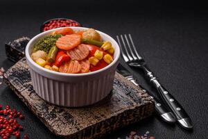 délicieux en bonne santé des légumes à la vapeur carottes, brocoli, asperges des haricots et poivrons photo