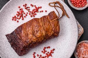 délicieux fumé Viande porc ou poulet avec sel, épices et herbes photo