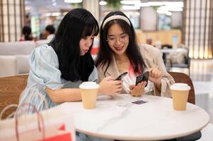 deux content Jeune asiatique femelle copains sont pendaison en dehors ensemble à le achats centre commercial sur le fin de semaine. photo