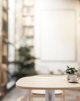 une fermer image de une en bois à manger table dans une magnifique contemporain salon ou café. photo