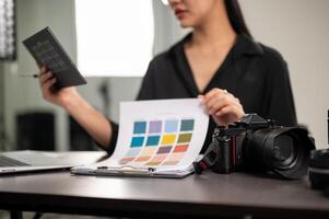 une fermer image de une professionnel dslr caméra sur une bureau dans une studio. photo