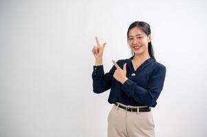 attrayant asiatique femme est montrer du doigt sa indice les doigts en haut à un vide espace, blanc studio Contexte. photo