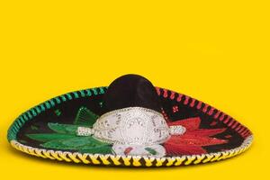 tricolore mariachi chapeau sur Jaune Contexte. cinco de mayo de fête Contexte. photo