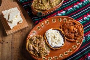 sopes de Chicharron dans vert sauce et rouge sauce. mexicain aliments. photo