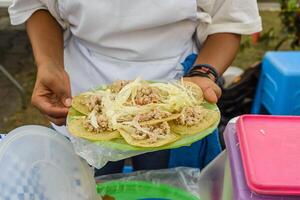 commande de sopitos à une rue nourriture rester. typique nourriture de colima, Mexique. photo