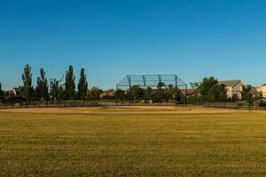 lever du soleil sur une base-ball diamant tout prêt pour le journées Balle Jeux photo