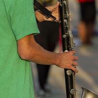 mains de une musicien en jouant une clarinette à répétition photo