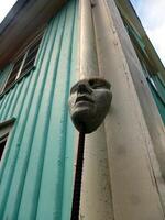 marcher dans le ville centre pendant le culturel festival. photo